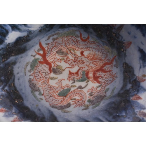 586 - AN 18TH/19TH CENTURY JAPANESE EDO PERIOD IMARI BLUE AND WHITE PORCELAIN BOWL painted with dragons an... 