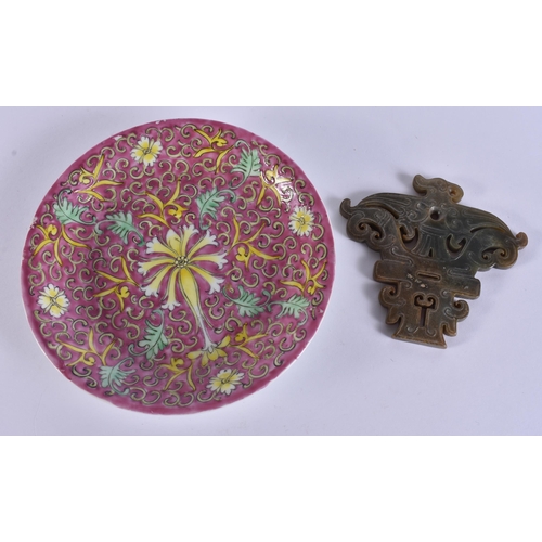 587 - A LATE 19TH CENTURY CHINESE STRAITS PORCELAIN SAUCER together with a jade amulet. Largest 14 cm wide... 