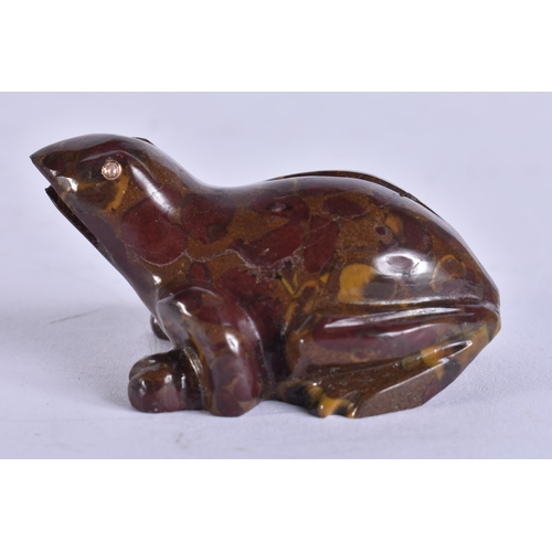 601 - A CONTINENTAL BLOODSTONE AND DIAMOND TOAD. 49 grams. 5.25 cm x 3.5 cm.