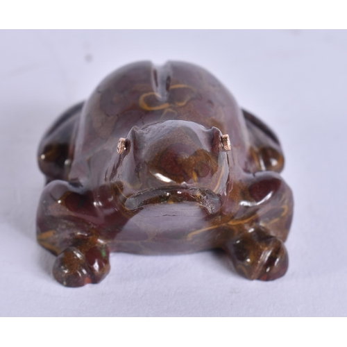 601 - A CONTINENTAL BLOODSTONE AND DIAMOND TOAD. 49 grams. 5.25 cm x 3.5 cm.