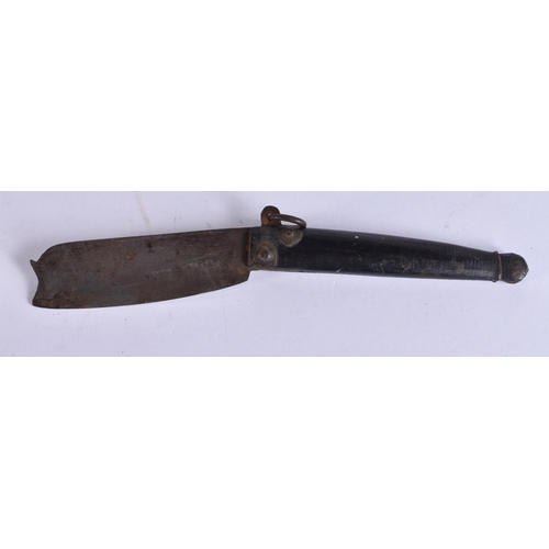 661 - AN UNUSUAL 18TH CENTURY CARVED HORN PRUNING KNIVES. 20 cm long extended.  WE ARE UNABLE TO OFFER IN ... 