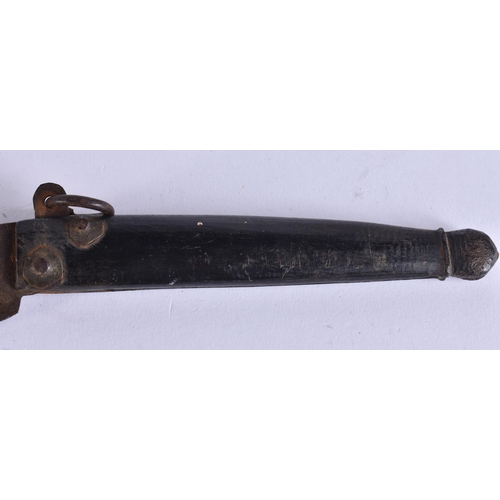 661 - AN UNUSUAL 18TH CENTURY CARVED HORN PRUNING KNIVES. 20 cm long extended.  WE ARE UNABLE TO OFFER IN ... 