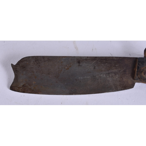 661 - AN UNUSUAL 18TH CENTURY CARVED HORN PRUNING KNIVES. 20 cm long extended.  WE ARE UNABLE TO OFFER IN ... 
