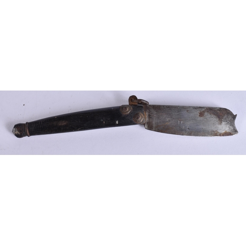 661 - AN UNUSUAL 18TH CENTURY CARVED HORN PRUNING KNIVES. 20 cm long extended.  WE ARE UNABLE TO OFFER IN ... 
