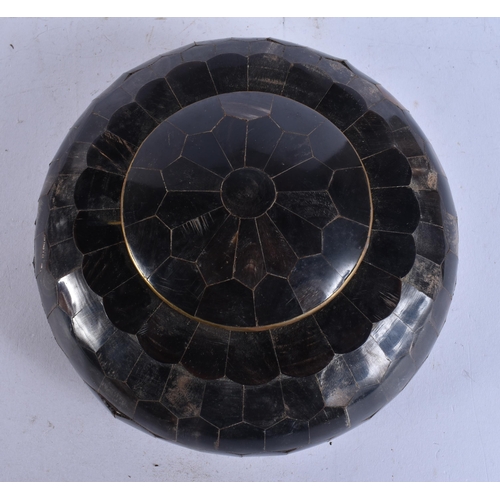 681 - A HORN BOX AND COVER. 14 cm wide.