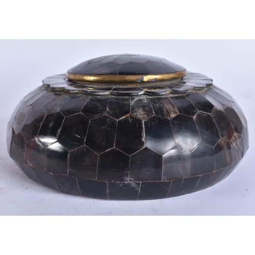 681 - A HORN BOX AND COVER. 14 cm wide.