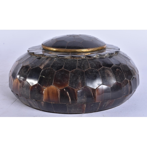 681 - A HORN BOX AND COVER. 14 cm wide.