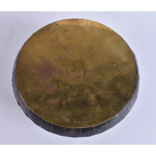 681 - A HORN BOX AND COVER. 14 cm wide.