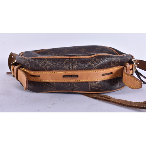 732 - A SMALLER LOUIS VUITTON LEATHER HANDBAG. 24 cm wide.