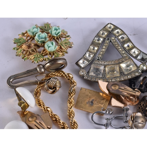 796 - ASSORTED COSTUME JEWELLERY. 152 grams. (qty)