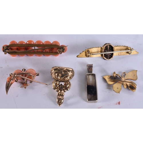 797 - AN ANTIQUE YELLOW METAL BLOODSTONE SEAL etc. 30 grams. (6)