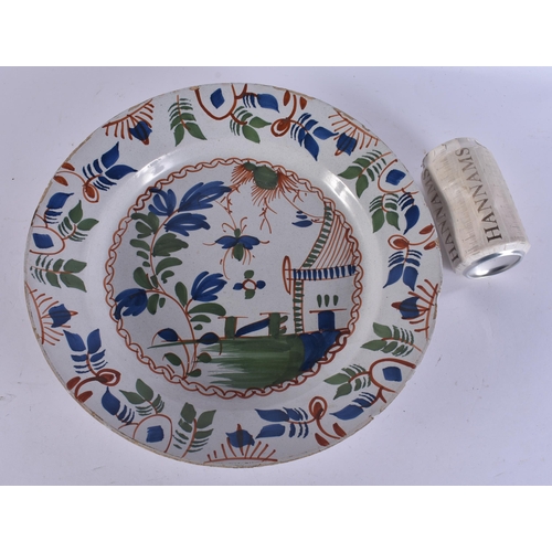 84 - A LARGE 18TH CENTURY DELFT TIN GLAZED POTTERY DISH. 27 cm diameter.