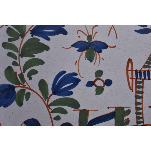 84 - A LARGE 18TH CENTURY DELFT TIN GLAZED POTTERY DISH. 27 cm diameter.