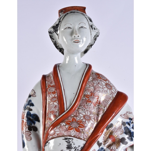 931 - A FINE 17TH CENTURY JAPANESE GENROKU PERIOD IMARI BIJIN C1690 painted with foliage and blue fenced t... 