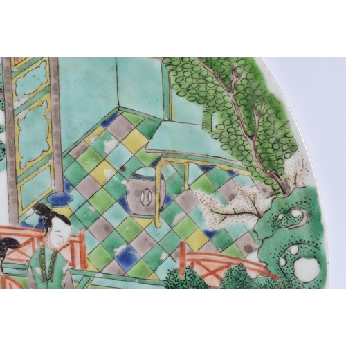 932 - A LARGE EARLY 18TH CENTURY CHINESE FAMILLE VERTE PORCELAIN DISH painted with ladies and others in a ... 