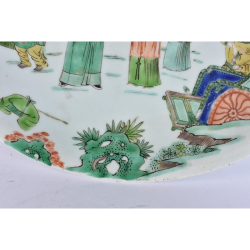 932 - A LARGE EARLY 18TH CENTURY CHINESE FAMILLE VERTE PORCELAIN DISH painted with ladies and others in a ... 