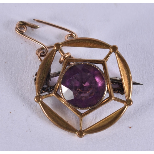 979 - A YELLOW METAL AND AMETHYST PENDANT. 3 grams. 2 cm wide.