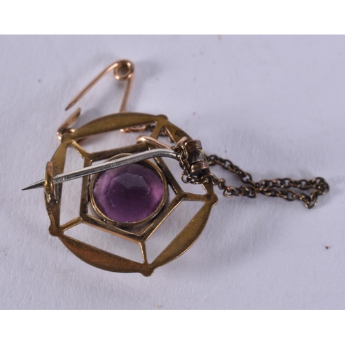 979 - A YELLOW METAL AND AMETHYST PENDANT. 3 grams. 2 cm wide.