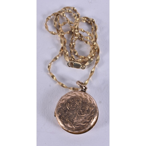 989 - A YELLOW NETAL NECKLACE. 6.3 grams. 45 cm long, pendant 2.25 cm wide.