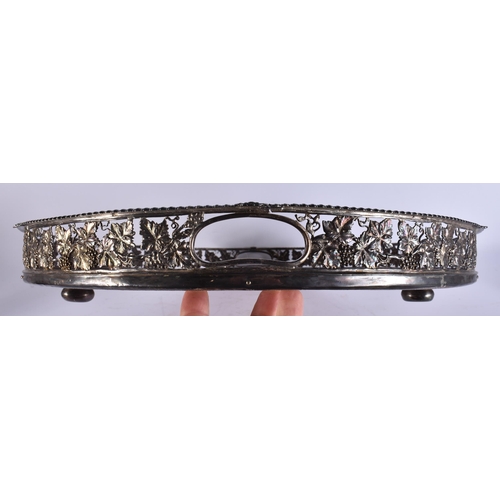 997 - A LARGE EARLY 19TH CENTURY ENGLISH SILVER GRAPE AND VINE TRAY. 62 cm x 48 cm.