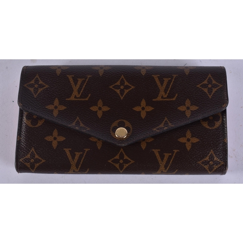 1058 - Louis Vuitton Monogram Leather Purse / Wallet w/ Pastel Pink Interior. 18 cm wide.