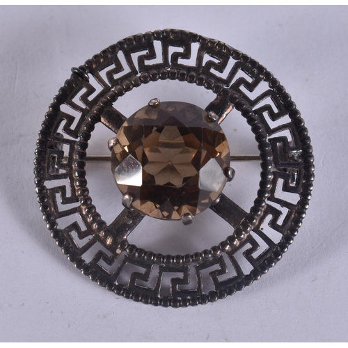 1077 - A SILVER AND CITRINE BROOCH. 11 grams. 3.5 cm wide.
