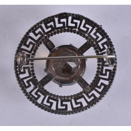 1077 - A SILVER AND CITRINE BROOCH. 11 grams. 3.5 cm wide.