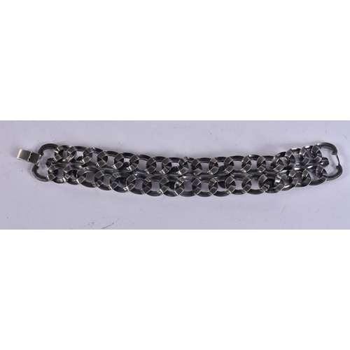 1078 - A WHITE METAL BRACELET. 45 grams. 18 cm long.