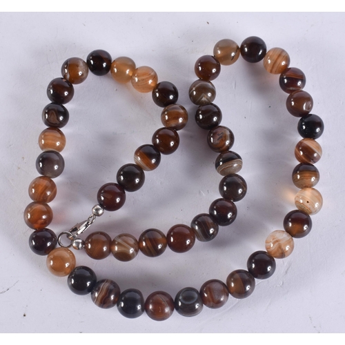 1079 - A SILVER AND AGATE NECKLACE. 75 grams. 44 cm long.