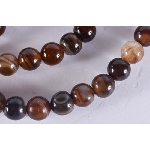 1079 - A SILVER AND AGATE NECKLACE. 75 grams. 44 cm long.