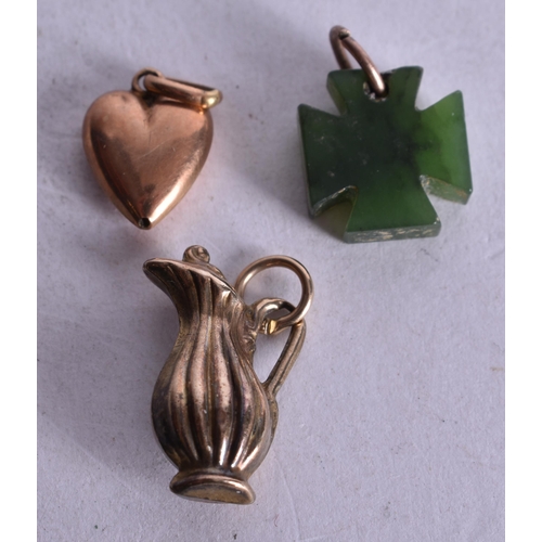 1131 - 3x 9ct gold split pearl nephrite pendant charms (2.7g). 2 cm x 1 cm.