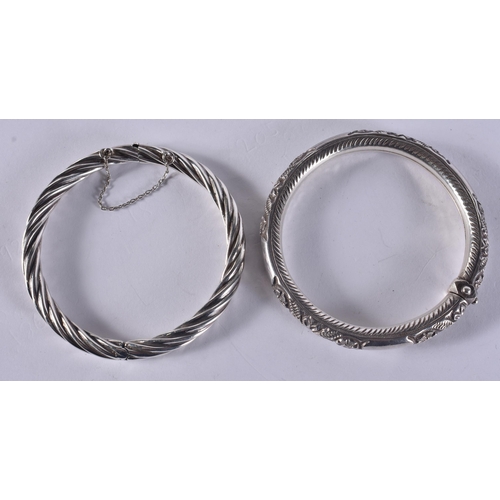 1213 - Collection of Sterling Silver Bangles inc. Twist, Safety Chain x 2 (37g).