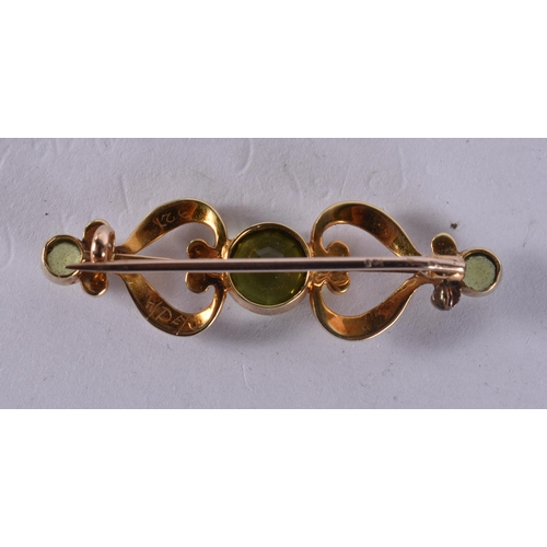 1218 - AN ANTIQUE YELLOW METAL PERIDOT AND PEARL B BROOCH. 4.3 grams. 4 cm x 1.25 cm.