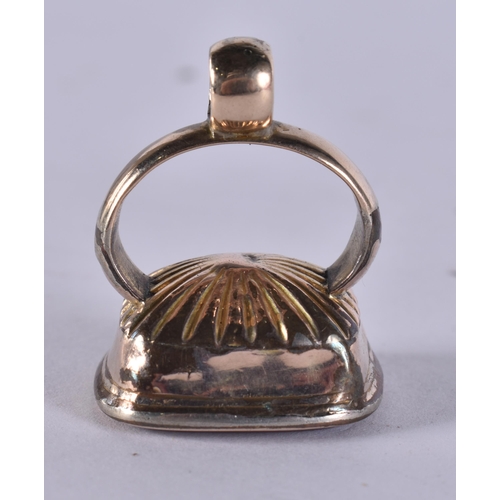 1249 - AN ANTIQUE YELLOW METAL AND AGATE SEAL. 13.1 grams. 3 cm x 2.5 cm.