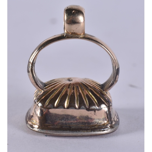 1249 - AN ANTIQUE YELLOW METAL AND AGATE SEAL. 13.1 grams. 3 cm x 2.5 cm.