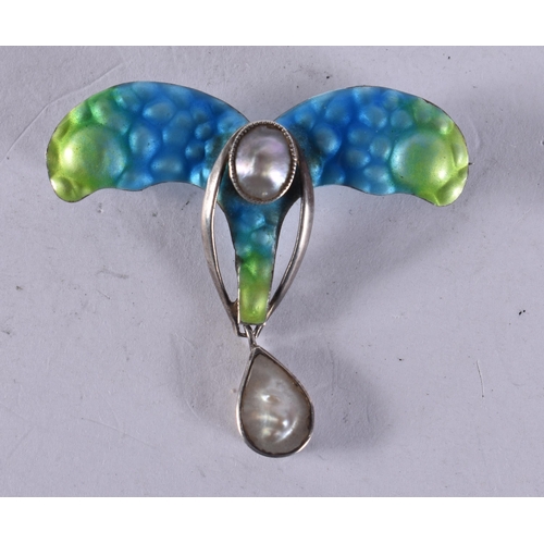 1282 - AN ART NOUVEAU SILVER ENAMEL AND PEARL BROOCH. 7.4 grams. 4 cm x 4.25 cm.