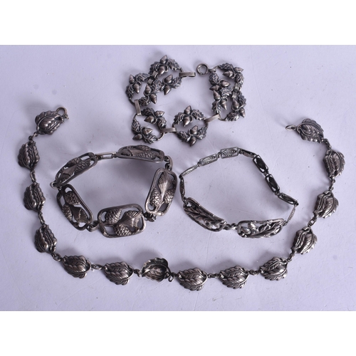 1338 - A SILVER NECKLACE. 69.2 grams. 37 cm long.