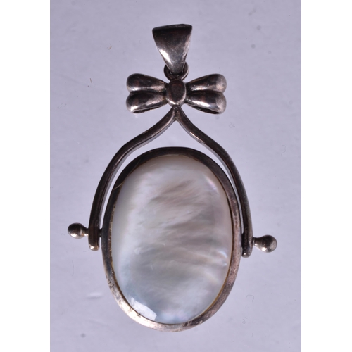 1377 - A SPINNING FOB. 12.2 grams. 4.5 cm x 3 cm.