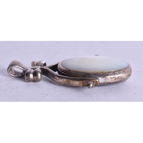 1377 - A SPINNING FOB. 12.2 grams. 4.5 cm x 3 cm.