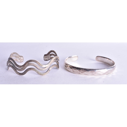 1392 - Collection of Sterling Silver Bangles inc. Torque, Hammered x 4 (91g).