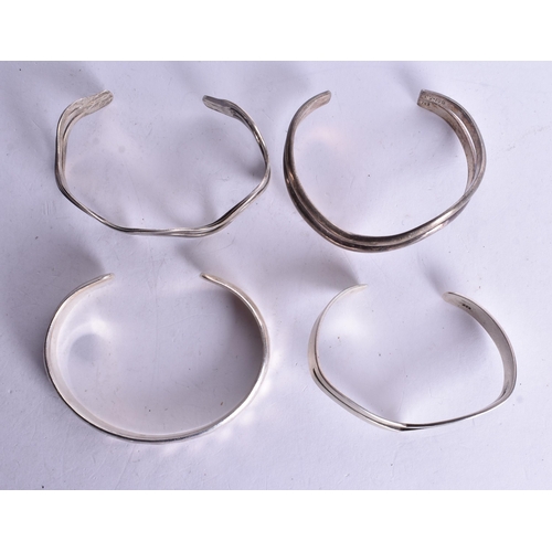 1392 - Collection of Sterling Silver Bangles inc. Torque, Hammered x 4 (91g).