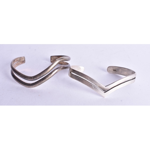 1392 - Collection of Sterling Silver Bangles inc. Torque, Hammered x 4 (91g).