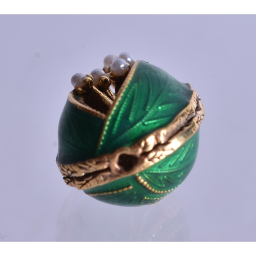 1490 - A Gilt Mounted Lily Pendant.  2.6cm x 1.5cm, weight 6.4g