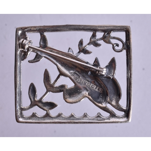 1517 - A Sterling Silver Dolphin Brooch.  2.8cm x 3.3cm, weight 9.1g