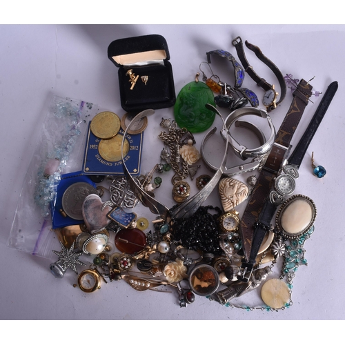 1527 - A Large Quantity of Jewellery. (qty)