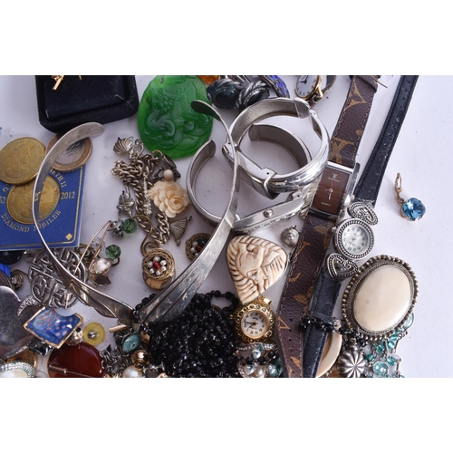 1527 - A Large Quantity of Jewellery. (qty)