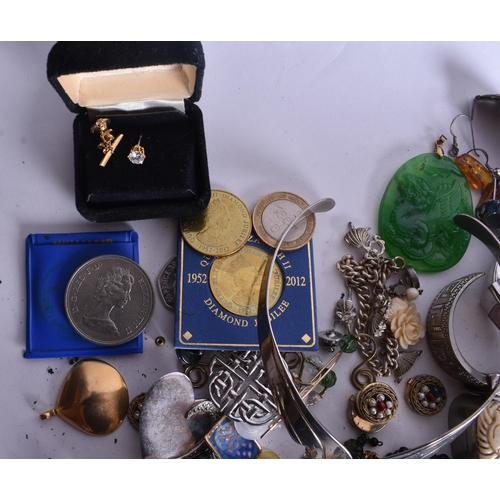 1527 - A Large Quantity of Jewellery. (qty)