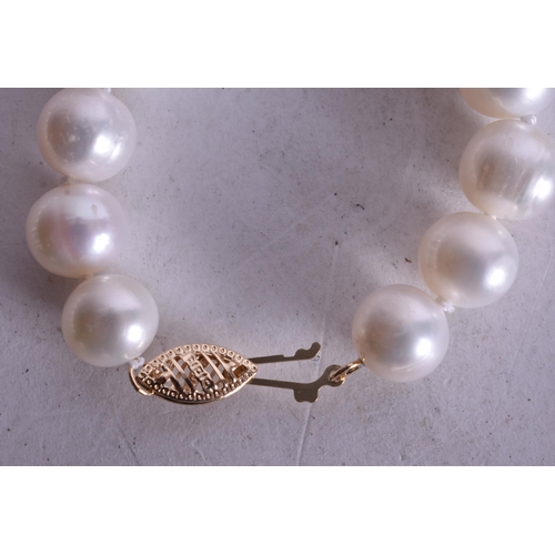 1543 - A Hardstone Bead Necklace with a 14 Carat Gold Clasp.  Stamped 14K, Bead Size 9mm, 46cm long, weight... 