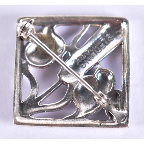 1577 - A Sterling Silver Bird Brooch.  2.4cm x 2.4cm, weight 6.3g