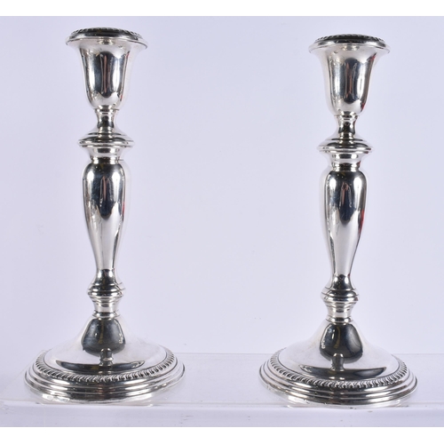 1909 - A PAIR OF SILVER CANDLESTICKS. 878 grams overall. 21 cm high.